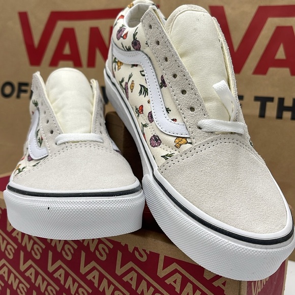 Vans WMNS Floral Canvas Sneakers Old Skool
Poppy Floral Cream
VNA5KRSCRM - Picture 5 of 16